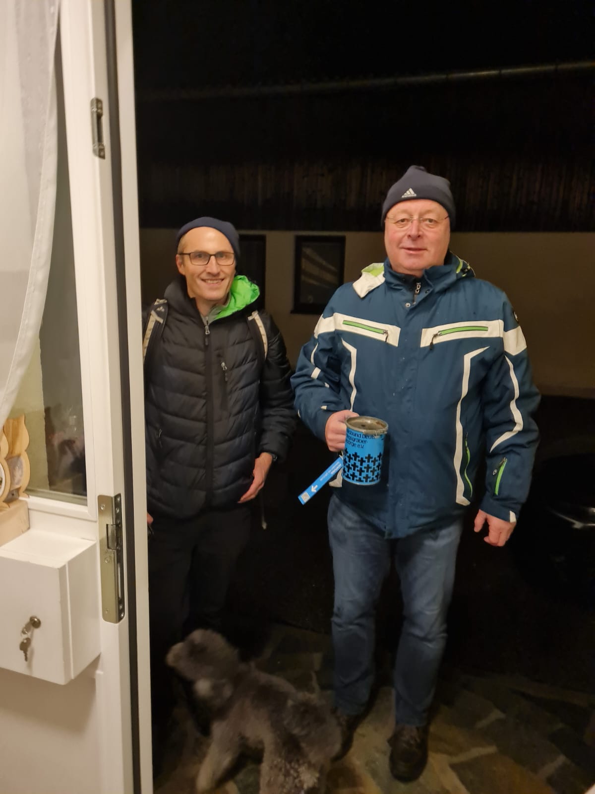 Manfred Meiser und Christophe Trag beim Sammeln an den Haustüren von Jagstheim