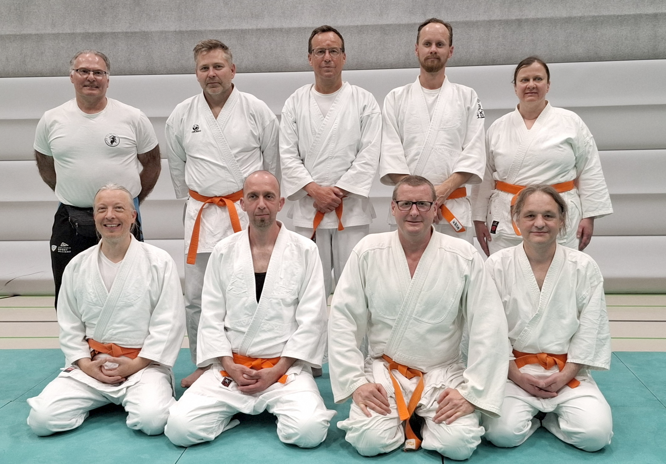 Prüfer und Prüfungskandidaten von links hinten nach rechts vorne: Petra Jelenec 4. Kyu, Helmut Hahn, 4. Kyu, Martin Haßler 5. Kyu, Ingo Behlau 5. Kyu, Prüfer Roland Rilk 6. Dan Aikido, Florian Ummenhofer 4. Kyu, Christophe Trag 5. Kyu, Alf Collins 4. Kyu, Oliver Freitag 4. Kyu