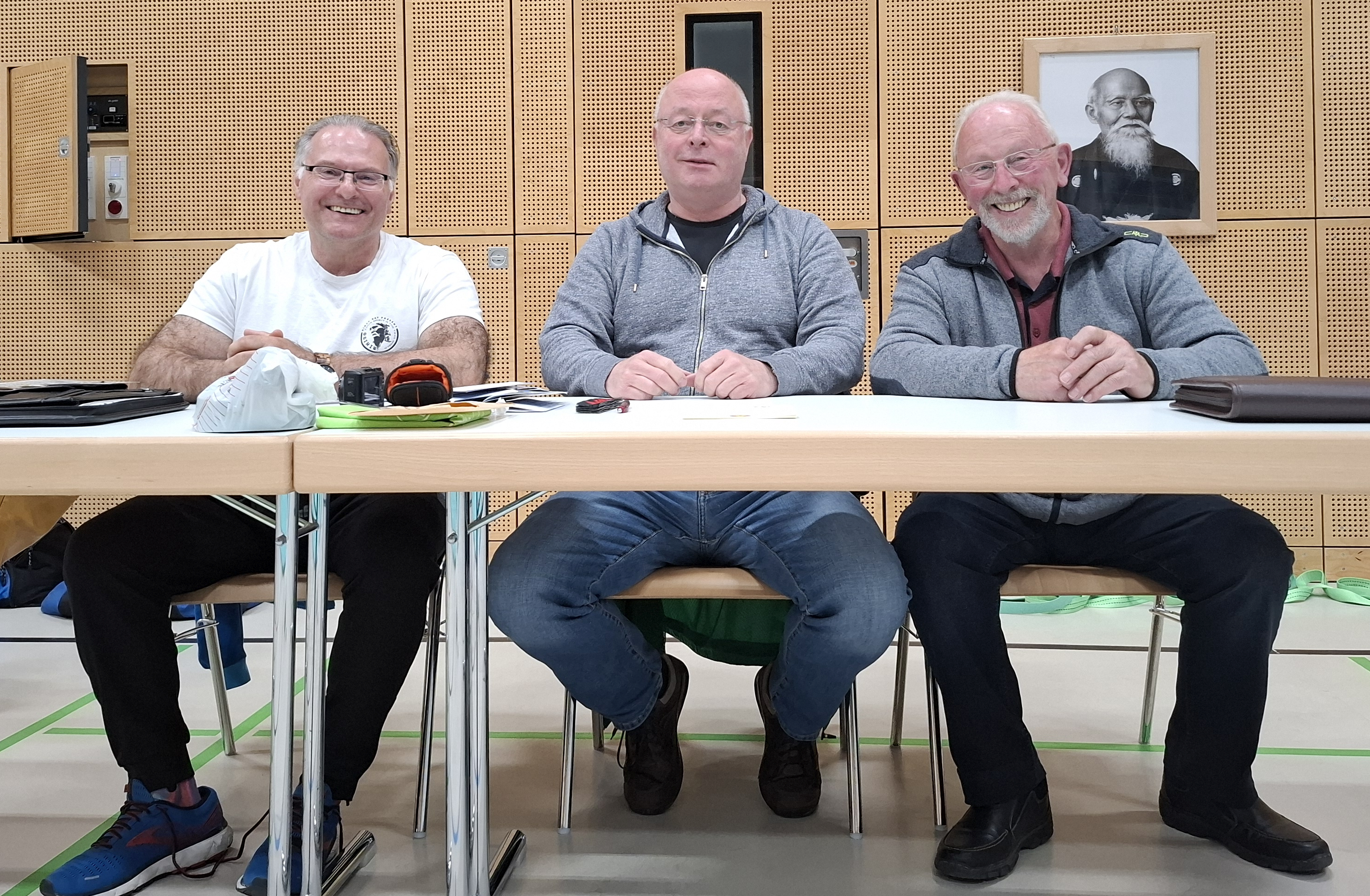 Die Prüfungskommision von links nach rechts: Prüfer Roland Rilk 6. Dan Aikido, Abteilungsvorstand Manfred Meiser 2. Dan Aikido, Schriftführer Hans Schips